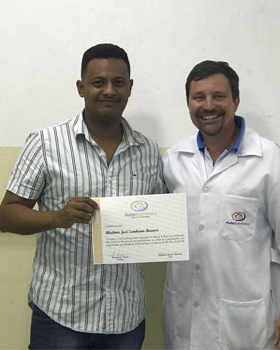 Bladimir Zambrano com Certificado de Diagnóstico Automotivo